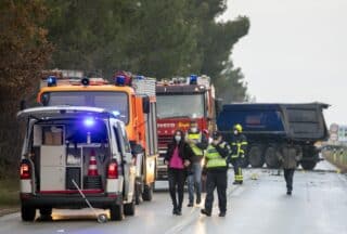 U sudaru kamiona i automobila nedaleko Pule jedna je osoba poginula