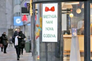 Zagreb: Optimistična poruka građanima na jednom od izloga trgovina