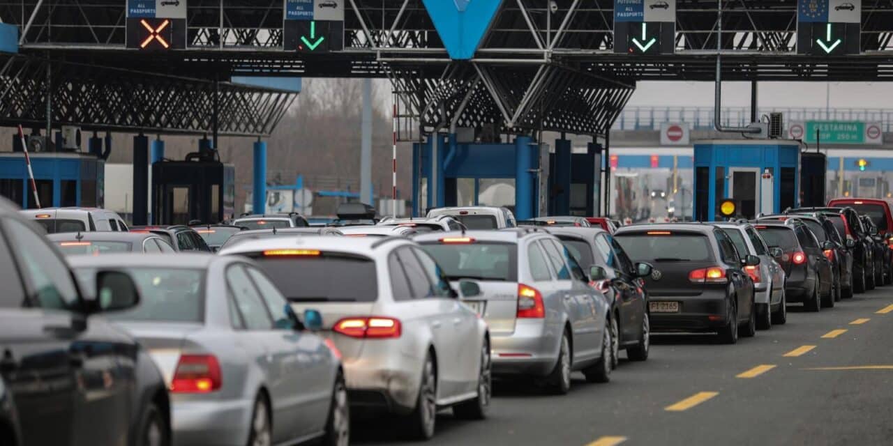 Putnici u automobilima čekaju na prelazak preko GP Bregana
