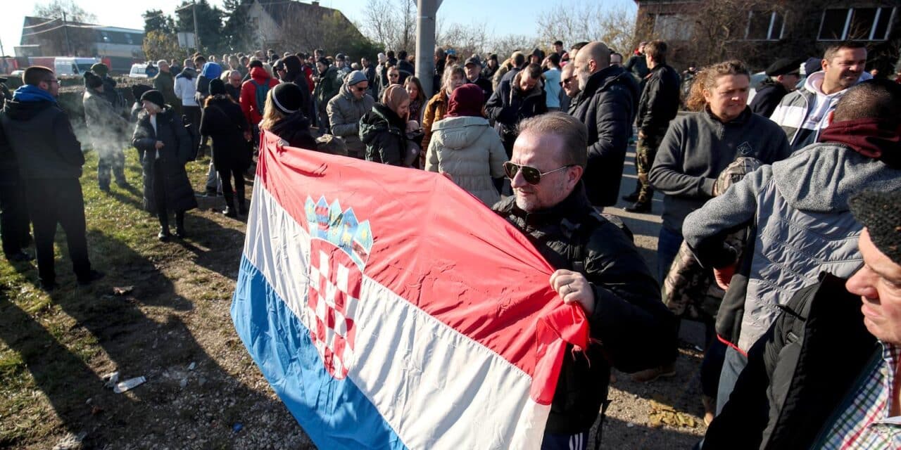 Okupljanje prosvjednika protiv covid mjera pred zatvorom u Remetincu.