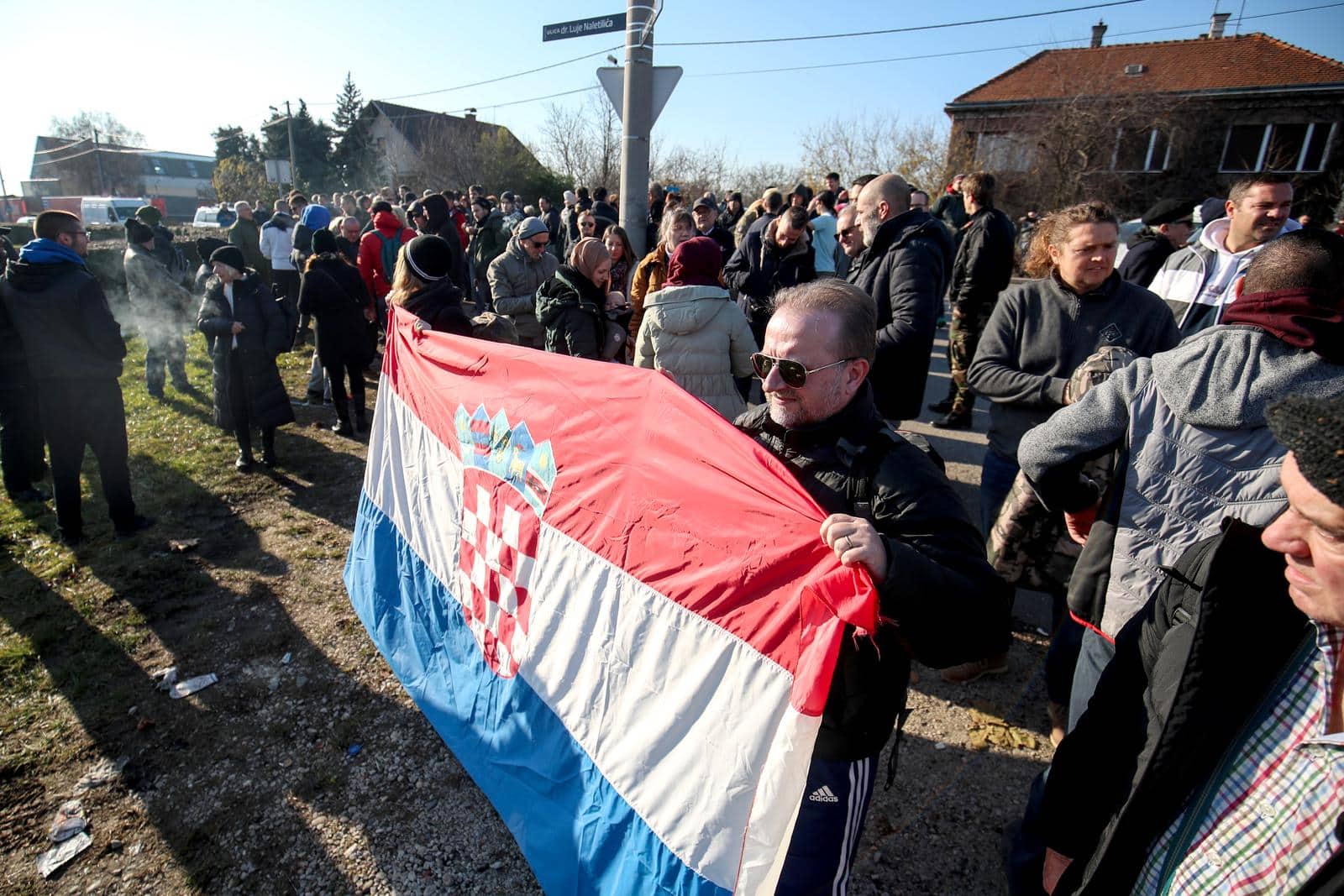 Okupljanje prosvjednika protiv covid mjera pred zatvorom u Remetincu.