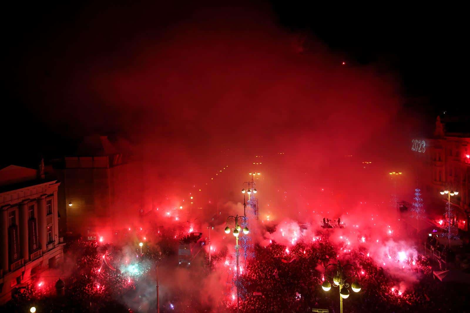 Prava ludnica vlada na Jelačićevom trgu, Vatreni krenuli prema Trgu