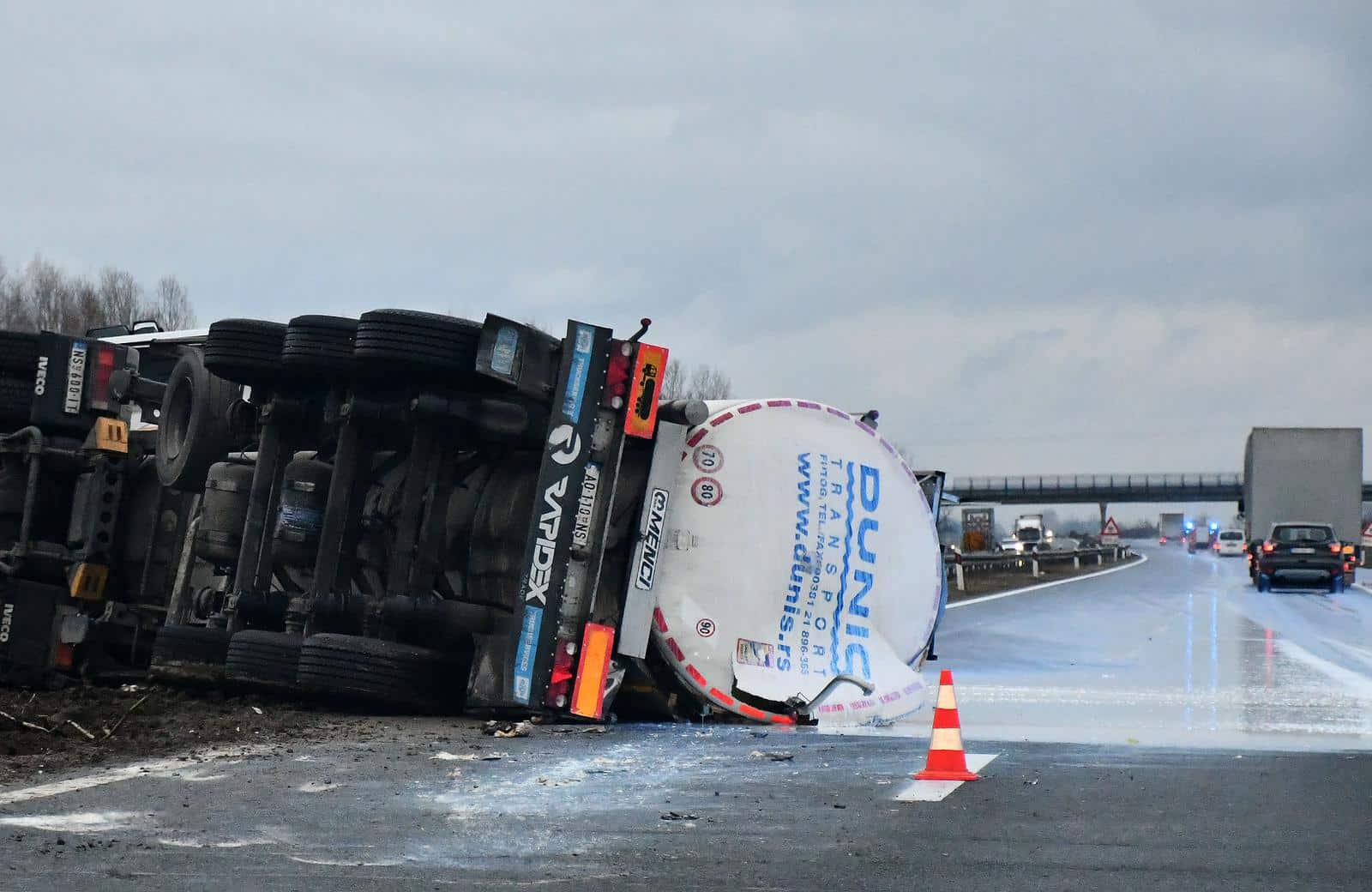 Prevrnula se cisterna na A3 između Okučana i Nove Gradiške, vozač ozlijeđen