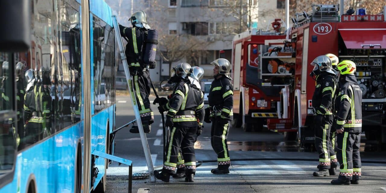 Zagreb: Vatrogasci ugasili požar na autobusu ZET-a na izlasku iz naselja Dugave