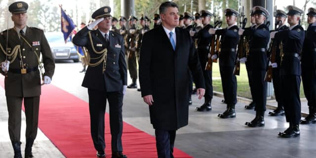 Predsjednik Milanović stigao na Pantovčak,pozdravila ga je Počasno-zaštitna bojna
