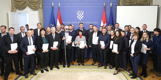Uručni ugovori o dodjeli bespovratnih sredstava u okviru Poziva “Zaželi – program zapošjavanja žena”