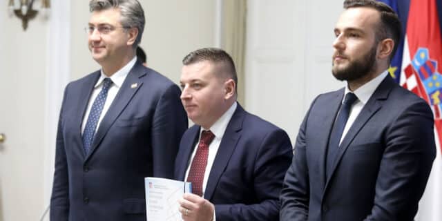 Uručeni ugovori o dodjeli sredstava u okviru Poziva “Zaželi – program zapošljavanja žena”