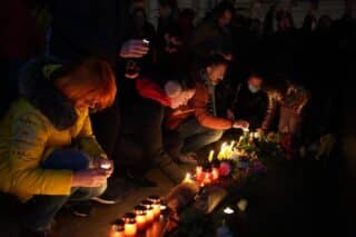 Novosađani se opraštaju od Balaševića paljenjem svijeća na Trgu Slobode