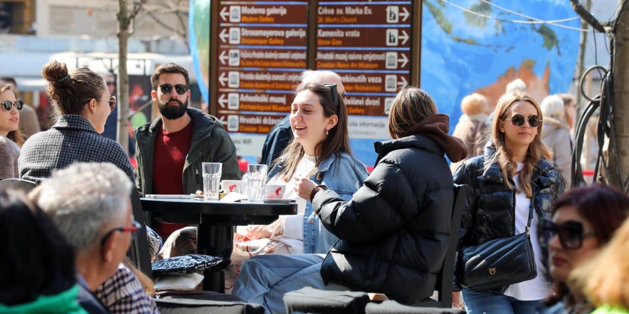 Zagreb: Sunce i toplo vrijeme napunili su gradske kafiće