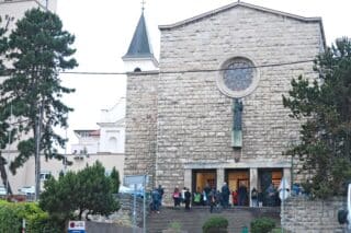 Zagreb: Dio vjernika ostao izvan crkve radi preporučenog razmaka