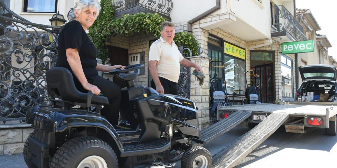 Bjelovar: Zdravko Pevec već prodao prvu traktorsku kosilicu iako trgovina nije službeno otvorena