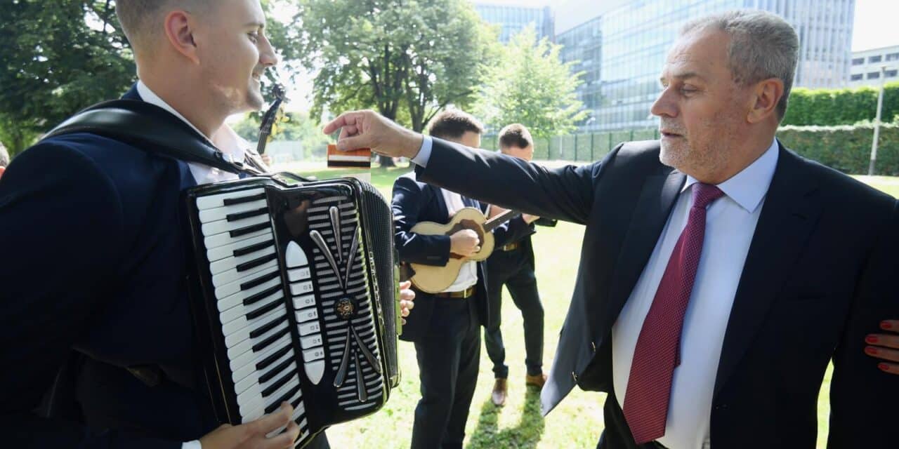 Zagreb: Milan Bandić harmonikašima dao 200 kuna i kroz harmoniku provukao karticu
