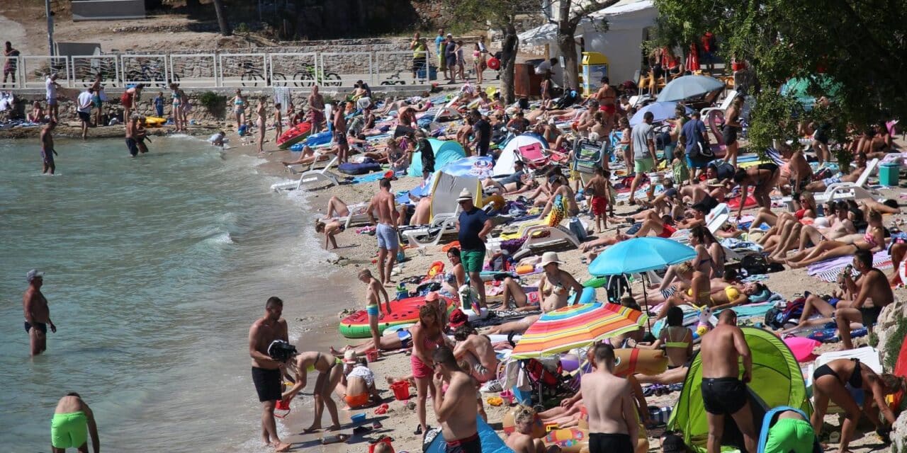 Murter: Plaža Slanica puna je kupača kao u jeku sezone na kakvu smo navikli