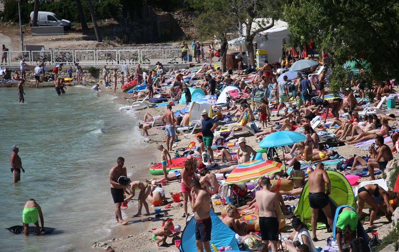 Murter: Plaža Slanica puna je kupača kao u jeku sezone na kakvu smo navikli