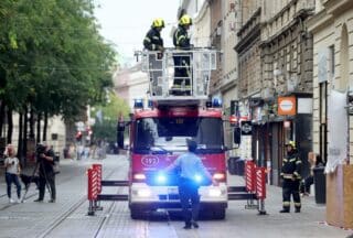 Zagreb: U Jurišićevoj ulici urušio se zid zgrade i oštetio električne vodove