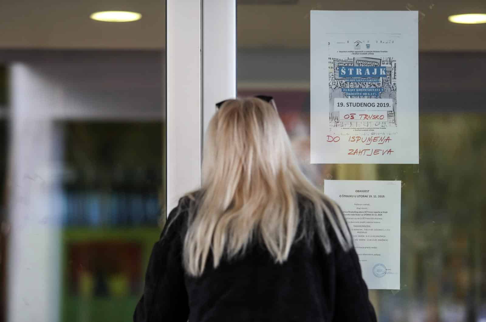 U osnovnim i srednjim školama počeo je svakodnevni štrajk