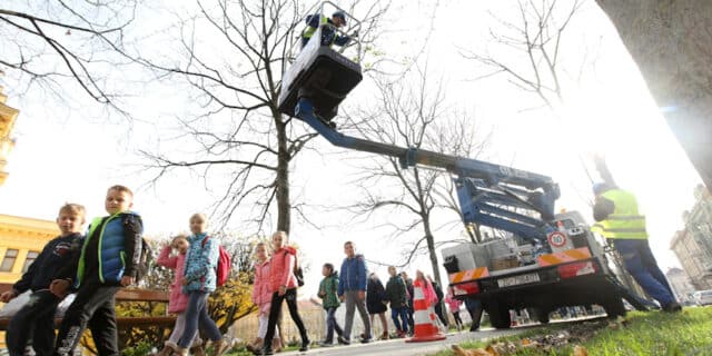 Zagreb: Božićno ukrašavanje Trga kralja Tomislava