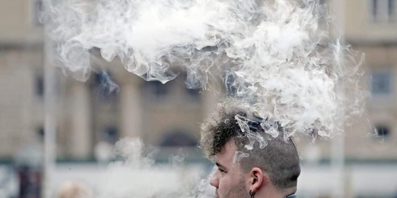 Zagreb: Dim iz e-cigarete uskladio se s frizurom mladića