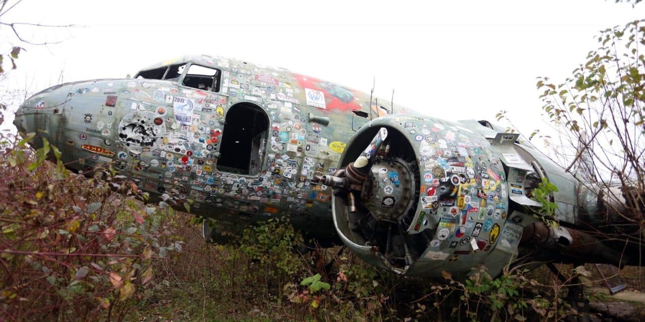 Zrakoplov Douglas C-47 na ulasku u nekada najveći podzemni aerodrom Željava