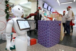 Zagreb: Roboti u humanitarnoj akciji pripremali i posluživali kuhano vino i kolače