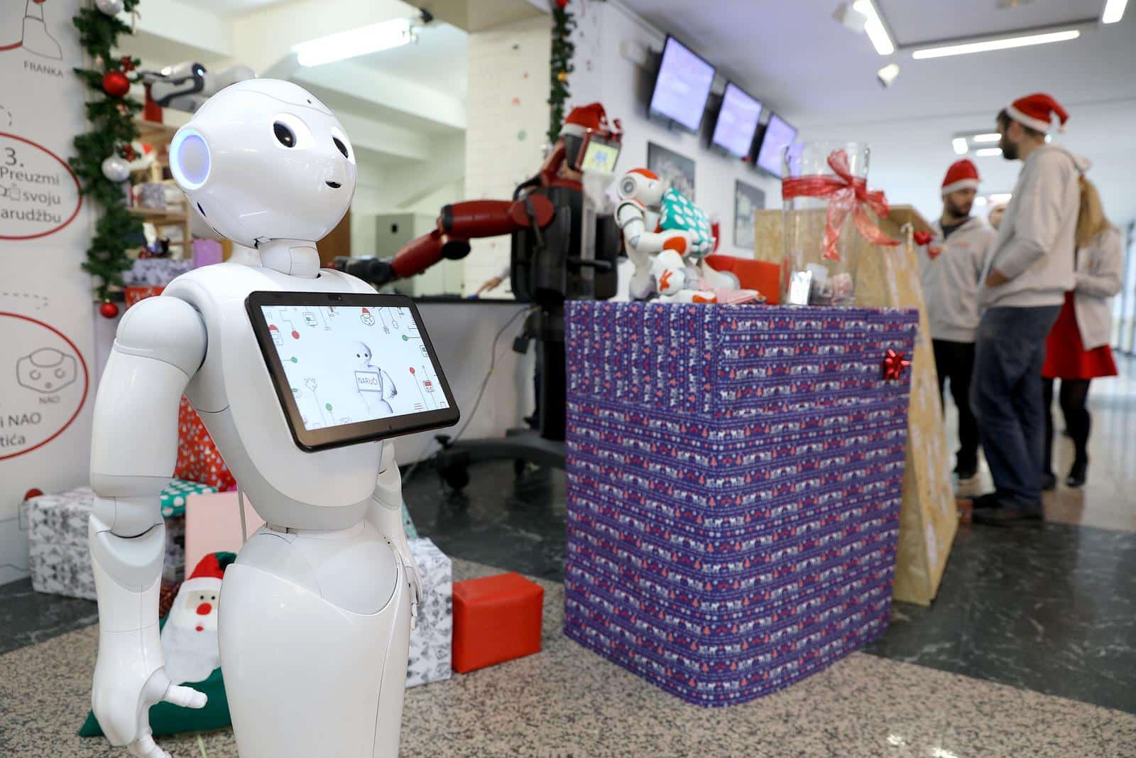 Zagreb: Roboti u humanitarnoj akciji pripremali i posluživali kuhano vino i kolače