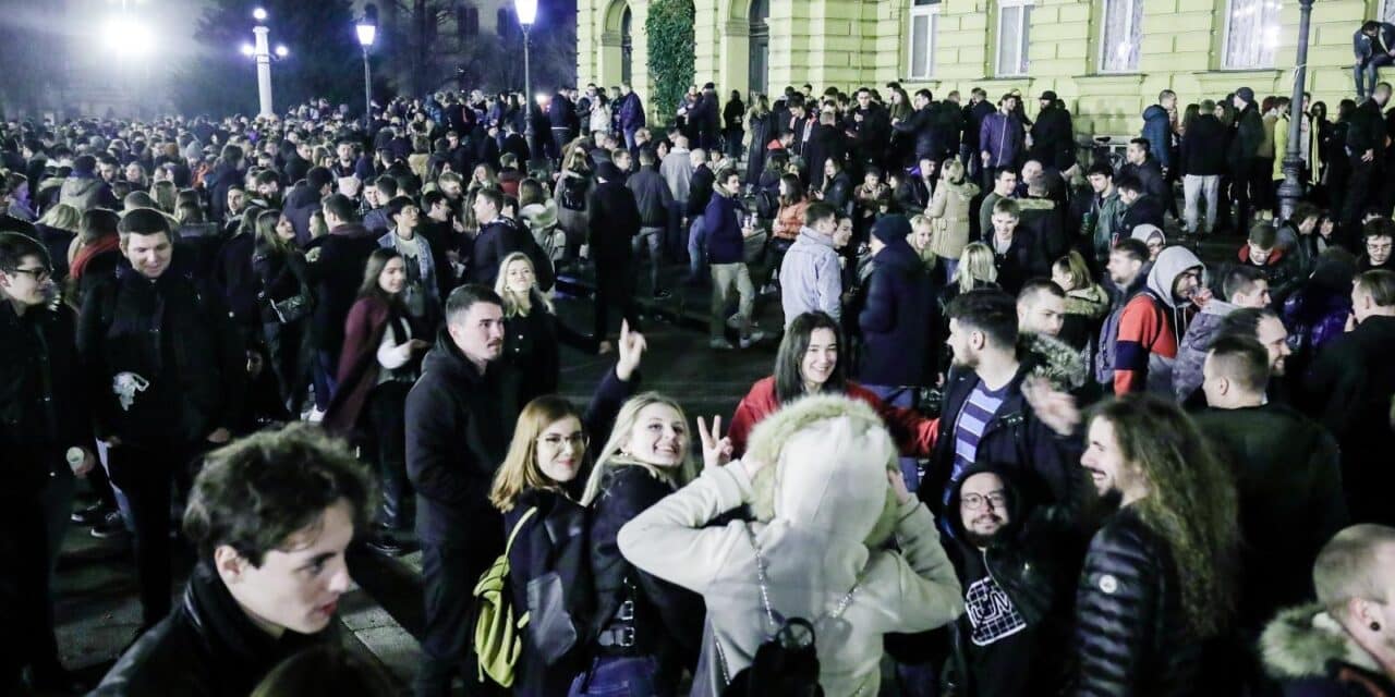 Zagreb: Velik broj mladih zabavlja se ispred HNK-a uz glazbu uličnih svirača
