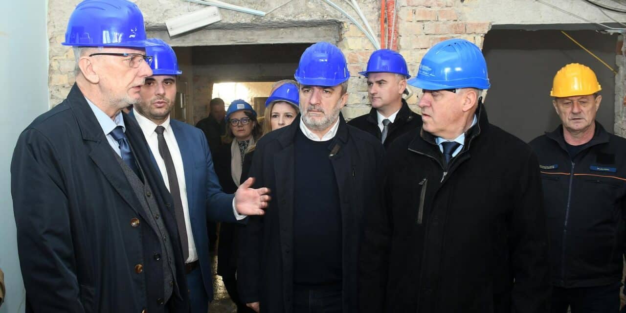 Sisak: Božinović, Bačić i Celjak u obilasku radova na obnovi na zgradi “Komande”