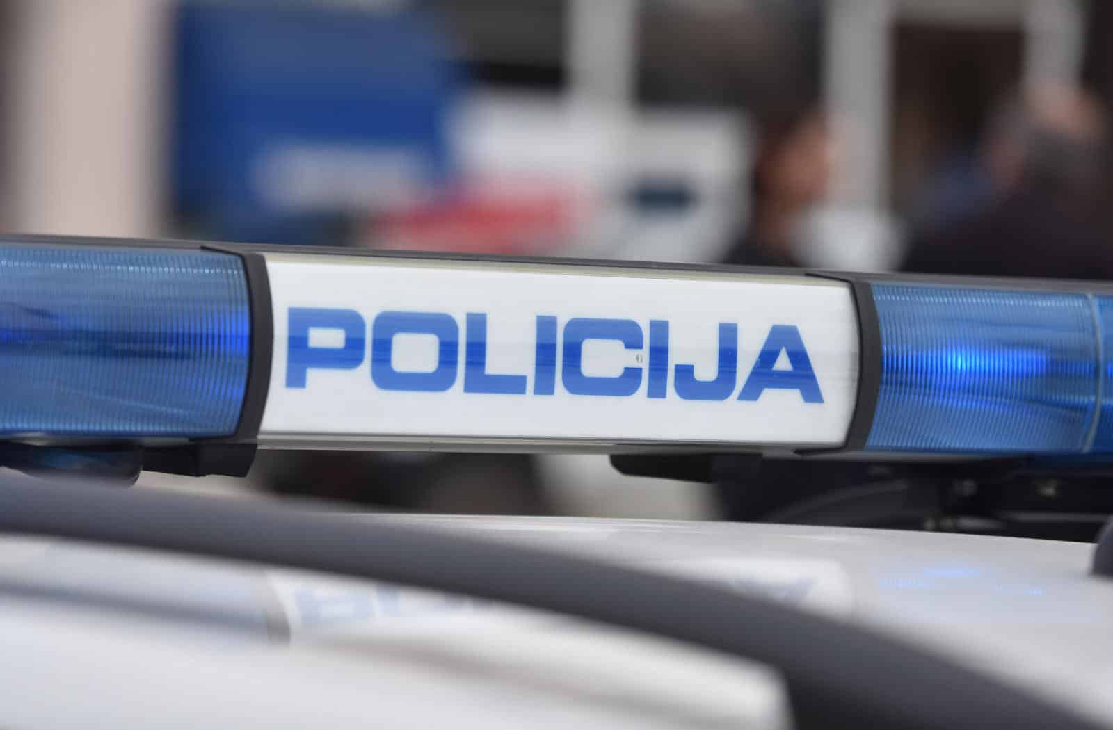 Oznake na slu�benim vozilima policije