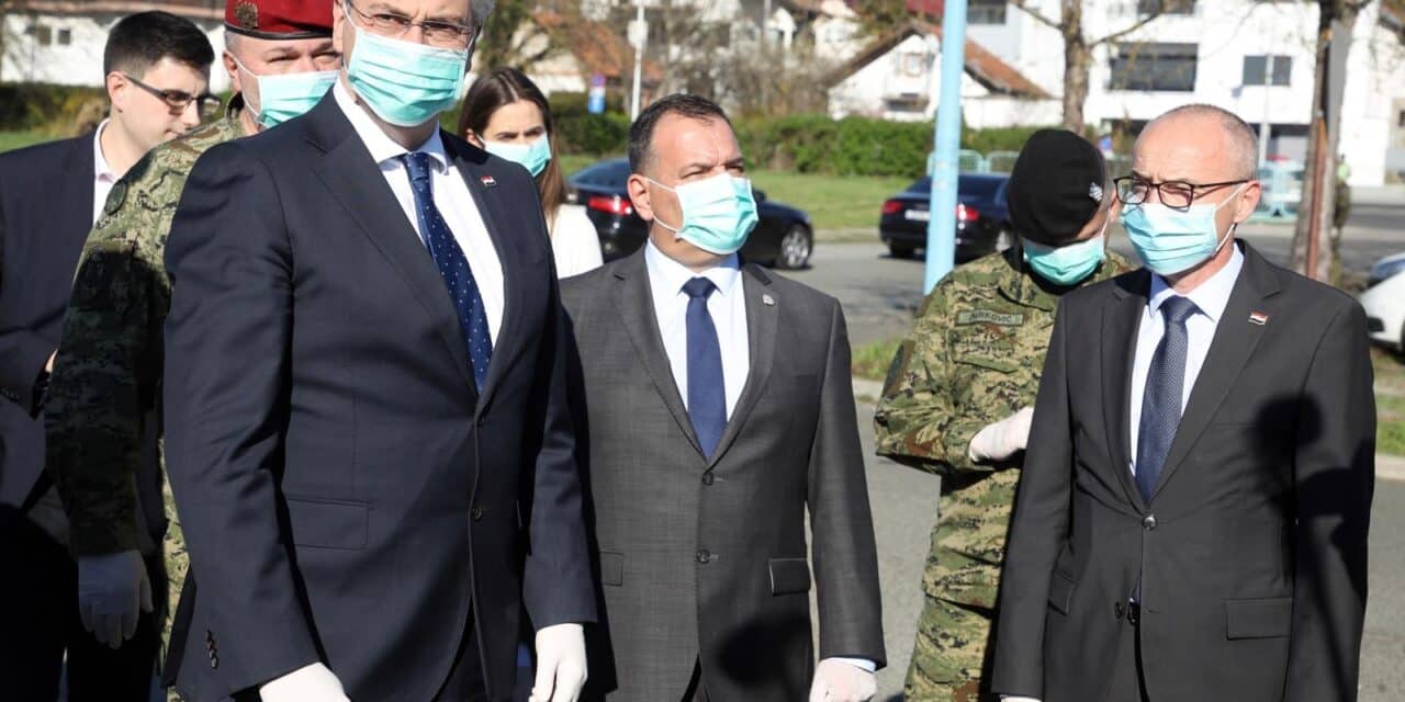 Zagreb: Premijer Plenković obišao vojne šatore postavljene u krugu KB Dubrava