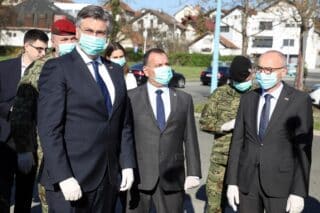 Zagreb: Premijer Plenković obišao vojne šatore postavljene u krugu KB Dubrava