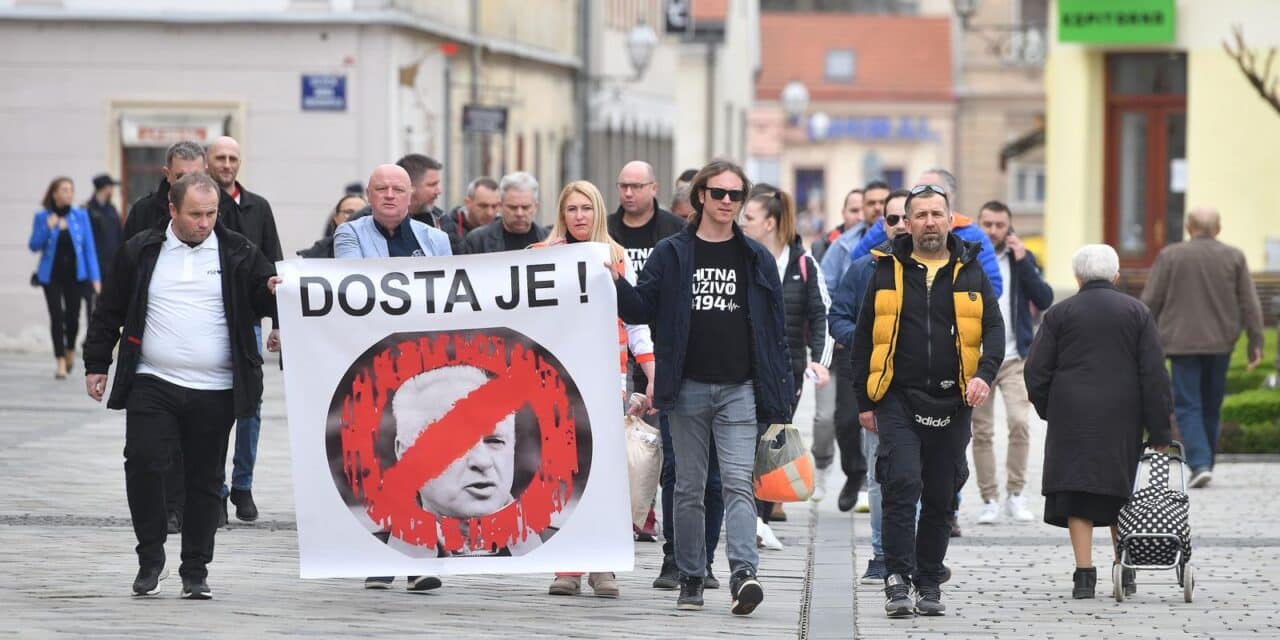 Prosvjed ispred Nastavnog zavoda za hitnu medicinu Varaždinske županije, traže odlazak ravnatelja