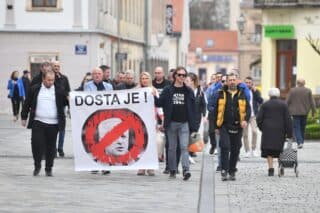Prosvjed ispred Nastavnog zavoda za hitnu medicinu Varaždinske županije, traže odlazak ravnatelja