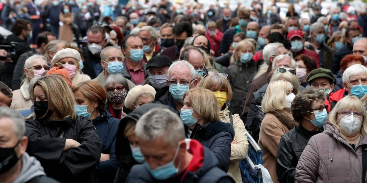 Zagreb: Gužva ispred Velesajma gdje je započelo cijepljenje Pfizerom