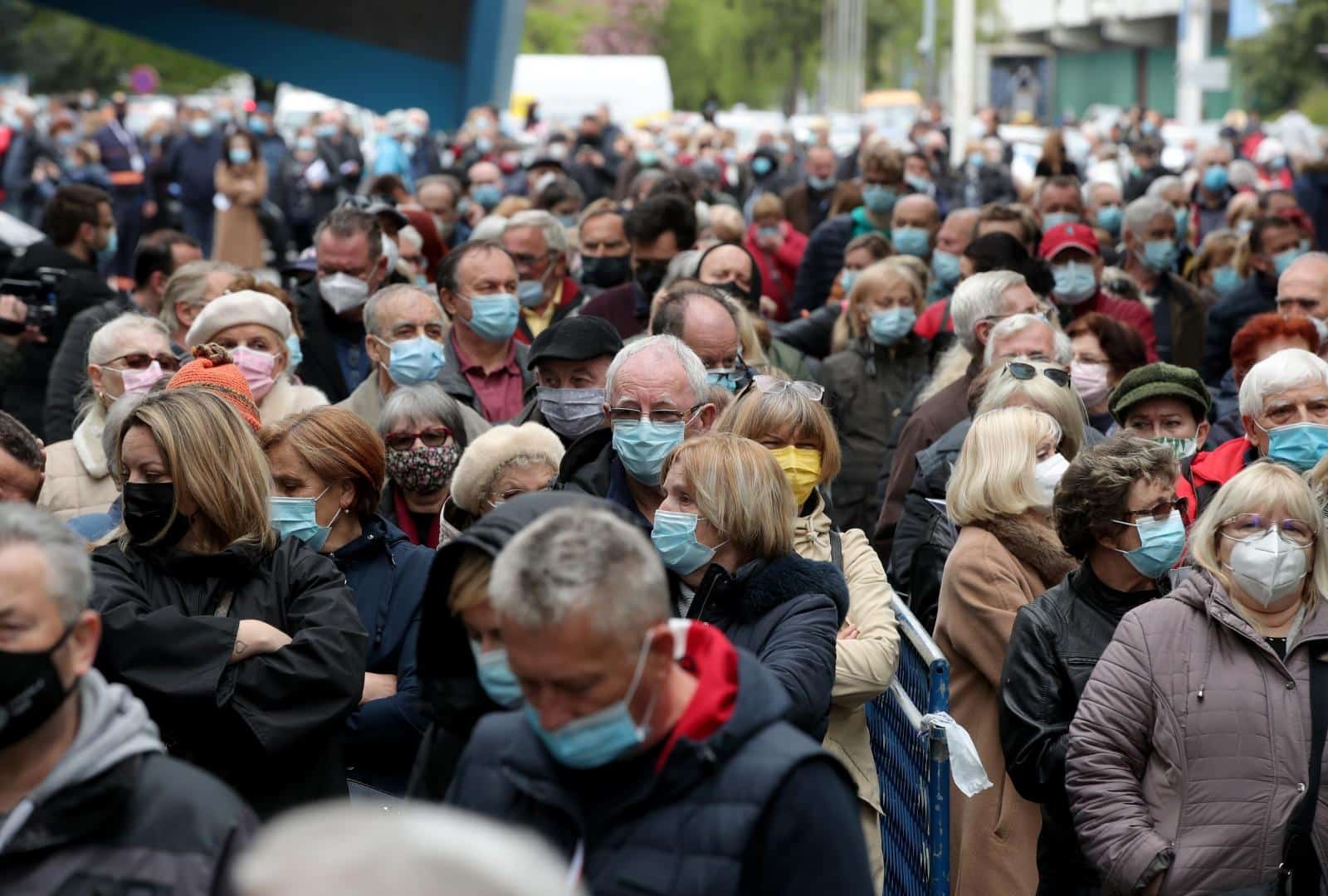 Zagreb: Gužva ispred Velesajma gdje je započelo cijepljenje Pfizerom