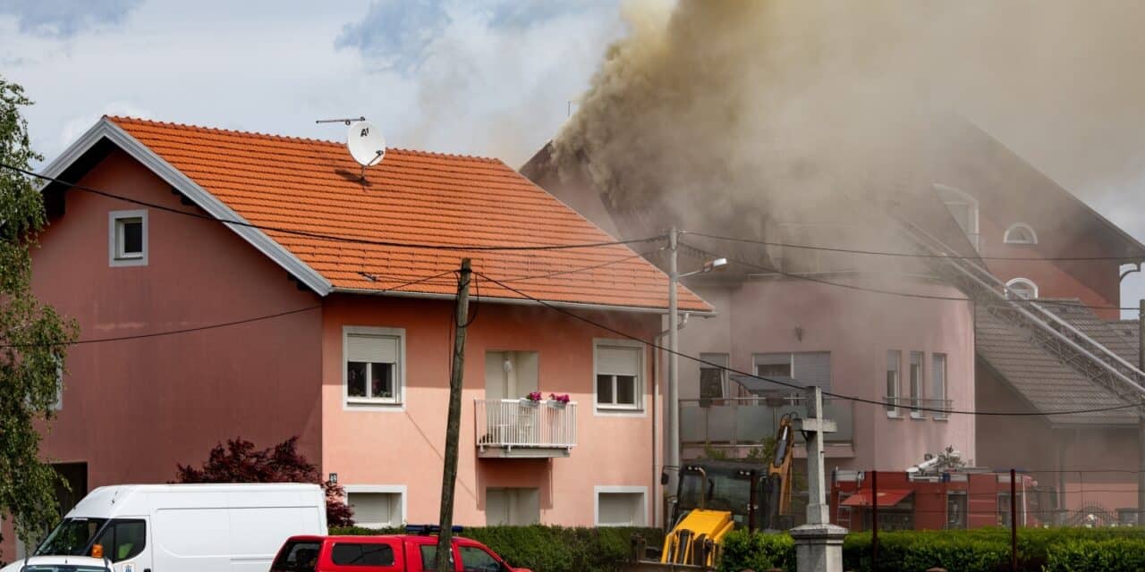 Buknuo požar na krovu kuće u Velikoj Gorici