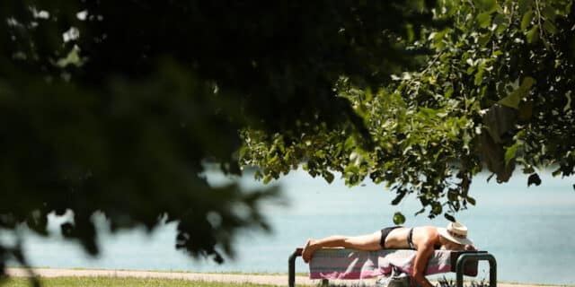Zagreb: Građani iskoristili praznik za boravak na Jarunu uz kupanje, sunčanje i roštilj