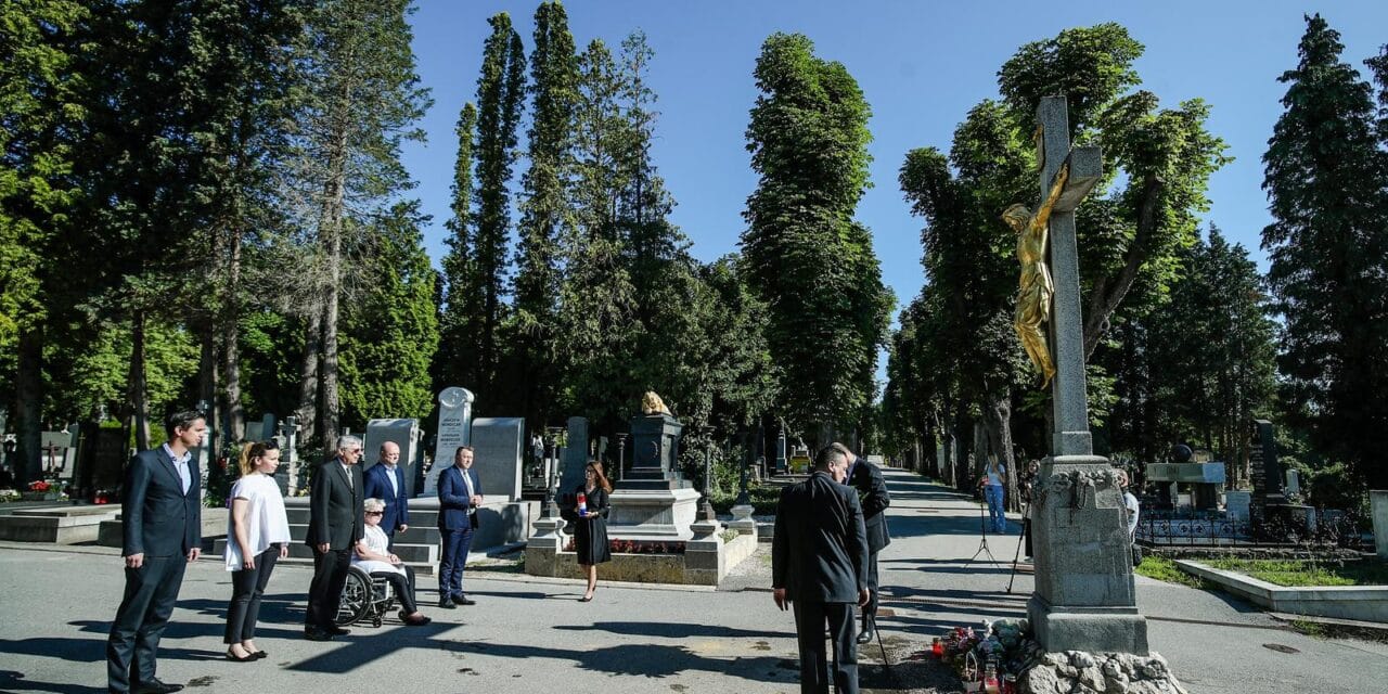 Zagreb: Željko Reiner položio je vijenac i zapalio svijeću kod središnjeg križa na Mirogoju