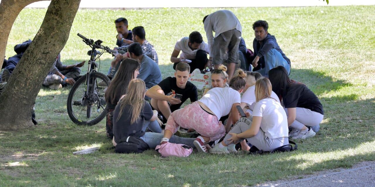 Zagreb: Na Tomislavovom trgu traži se mjesto više u hladu poznate magnolije