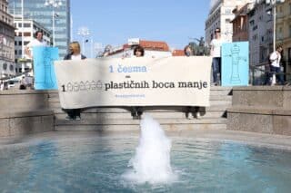 Zagreb: Aktivisti Zelene akcije održali su akciju u sklopu kampanje “Srpanj bez plastike”
