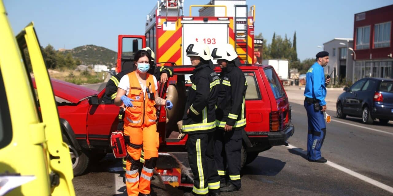 Na Jadranskoj magristrali kod Njivica u sudaru dva vozila ozlijeđeno pet osoba