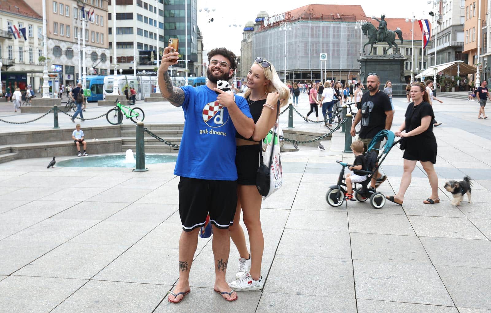 Zagreb: Nakon kupovine u fan shop-u Dinama odmah treba isprobati majicu, a i fotografirati se za uspomenu