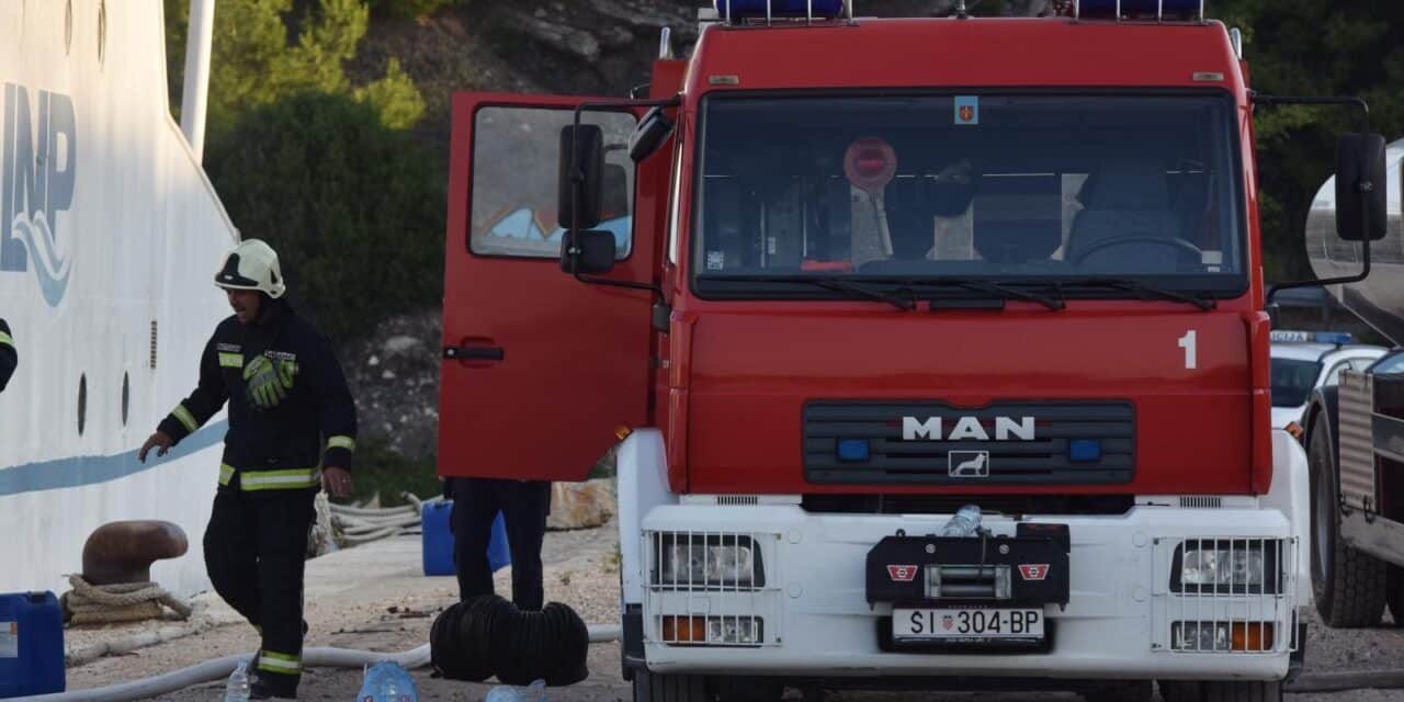 Šibenik: Tijekom jutra došlo do požara na putničkom brodu Moli koji se nalazi vezu u bivšem TEF-u