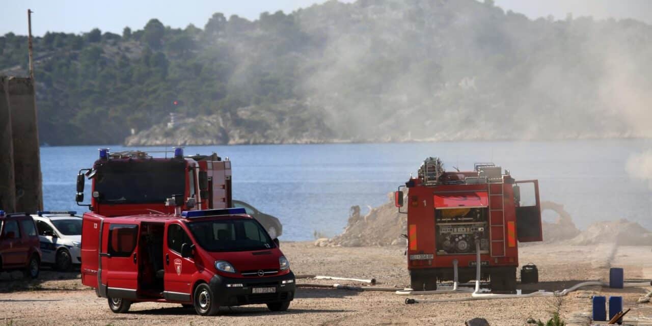 Šibenik: Još nije ugašen požar na brodu Moli, privezanom uz rivu u bivšem TEF-u