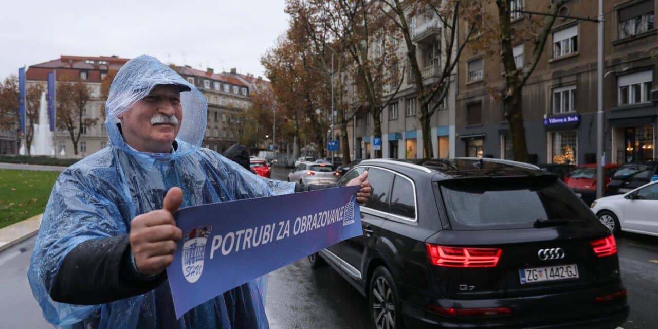 Zagreb: Akcija sindikalista s transparentom “Potrubi za obrazovanje”