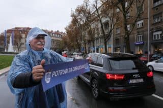Zagreb: Akcija sindikalista s transparentom “Potrubi za obrazovanje”
