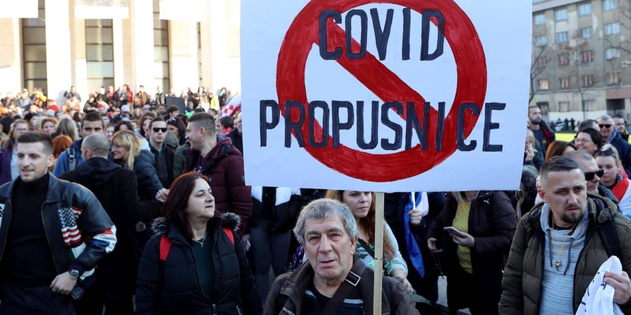 Zagreb: Okupljanje prosvjednika protiv COVID potvrda na Trgu žrtava fašizma