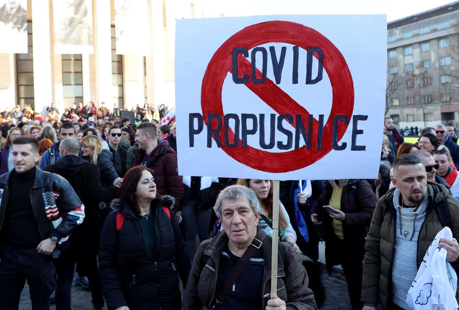 Zagreb: Okupljanje prosvjednika protiv COVID potvrda na Trgu žrtava fašizma