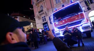 Zagreb: Vatrogasci s kamionom ukrašenim lampicama educirali građane o opasnostima