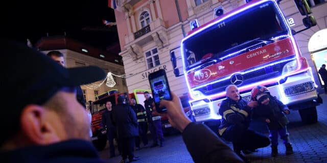 Zagreb: Vatrogasci s kamionom ukrašenim lampicama educirali građane o opasnostima