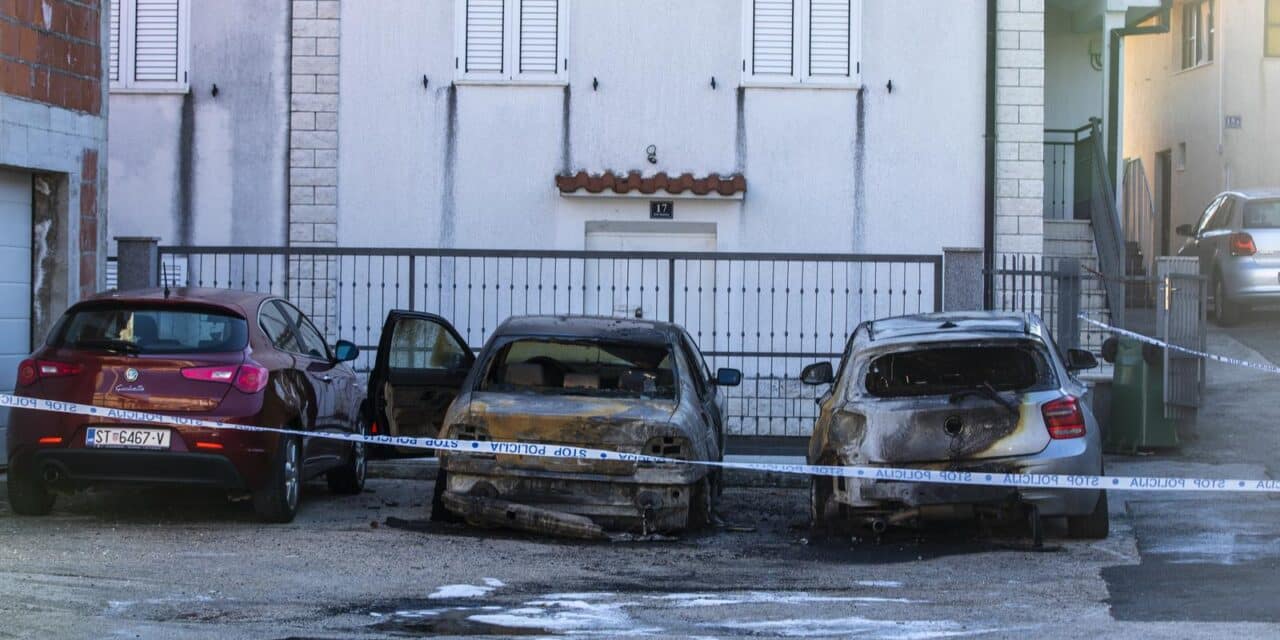 Tijekom noći u Sinju u potpunosti izgorjela dva automobila